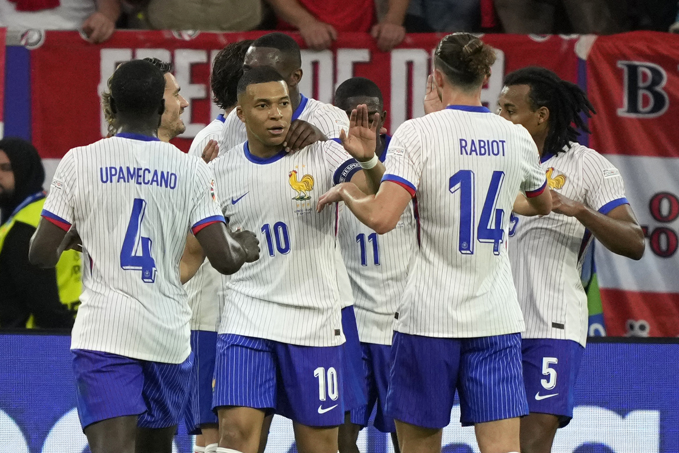 Calcio: la Francia apre gli Europei con una vittoria. Una bella Austria esce sconfitta 1-0