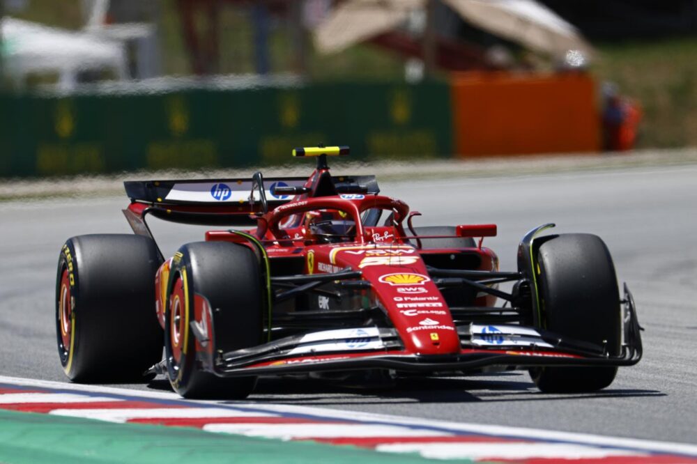 F1, Carlos Sainz svetta nella FP3 al Montmeló. 3° Leclerc e screzio con Norris! Verstappen indecifrabile