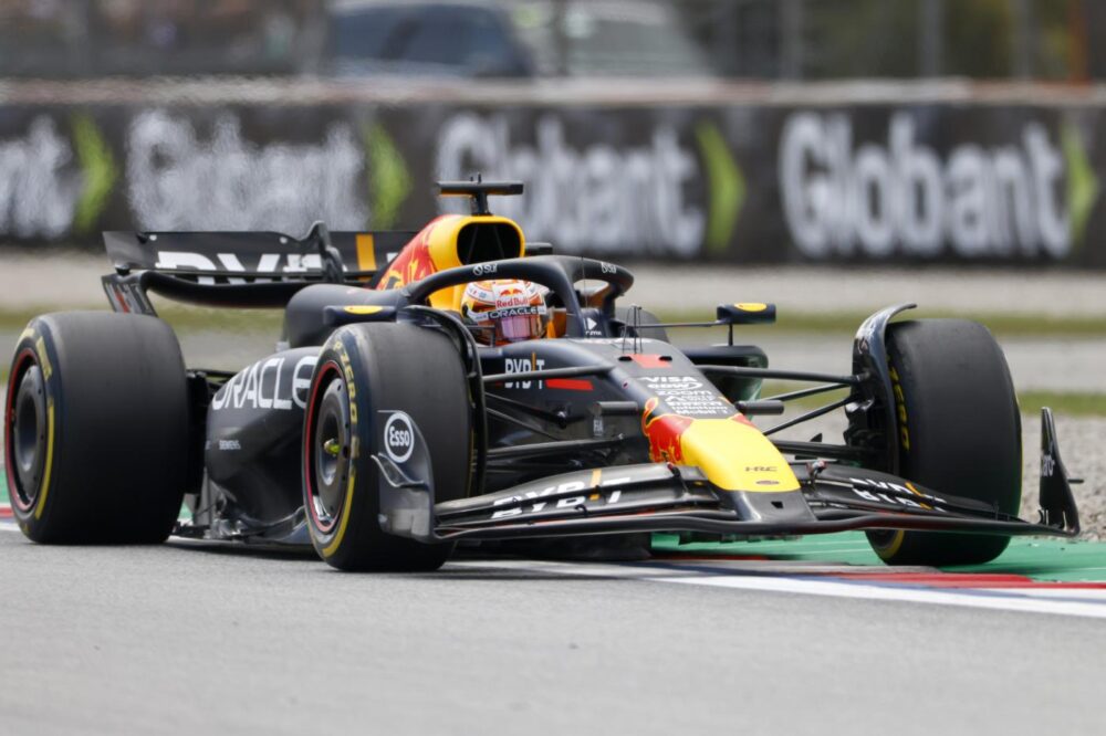 F1, Verstappen batte Norris e vince il GP di Spagna. Sul podio Hamilton, delusione Ferrari