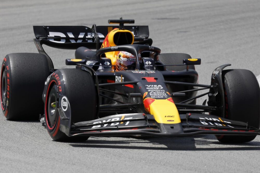 F1, risultati e classifica FP1 GP Austria 2024: Verstappen in testa, Leclerc e Sainz a contatto