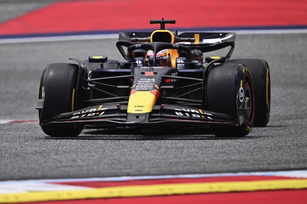 F1, Verstappen risponde agli attacchi delle McLaren e vince la Sprint in Austria. Ferrari non ingrana