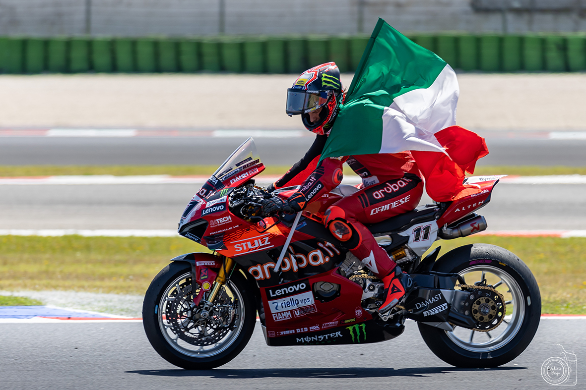 Superbike, Nicolò Bulega vince il duello contro Razgatlioglu nella Superpole Race a Estoril!