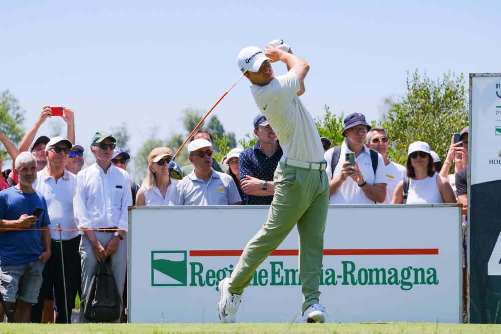 Golf, Matt Wallace irrompe al comando dell’Omega European Masters. Guido Migliozzi in top ten