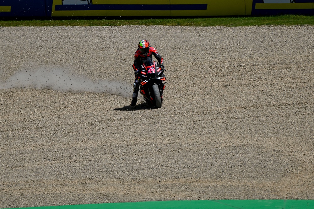 VIDEO MotoGP, la brutta caduta di Aleix Espargarò: a terra nell’ultimo giro della Sprint Race ad Assen