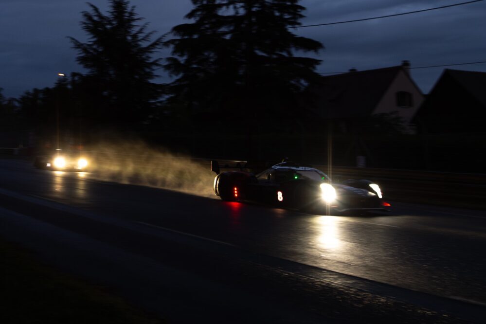 24 Ore Le Mans, metà gara: Toyota e Porsche si contendono la vetta sotto la pioggia. Out Valentino Rossi
