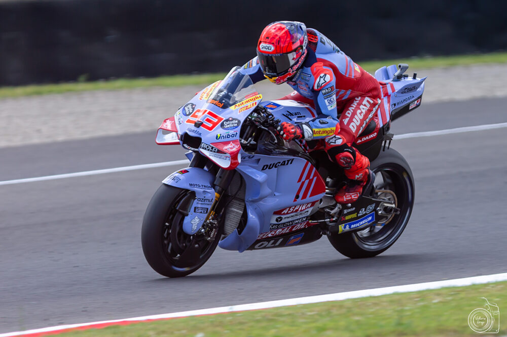 MotoGP, la Ducati Race of Champions finisce col “botto”. Marquez attacca e stende Bulega – VIDEO