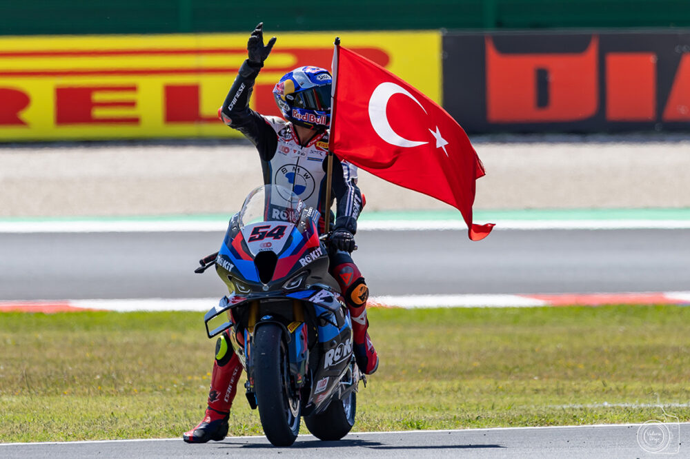 Superbike, Toprak Razgatlioglu domina Gara-1 di Silverstone e allunga in classifica generale