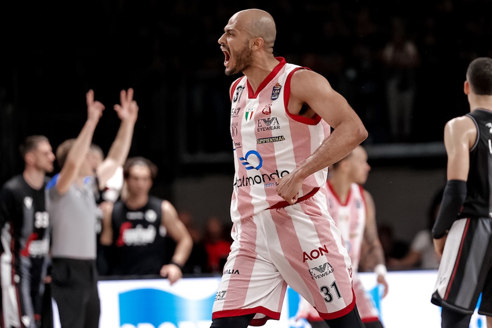 Basket, Shields show nel supplementare. Milano sbanca Bologna in gara 1 della Finale Scudetto