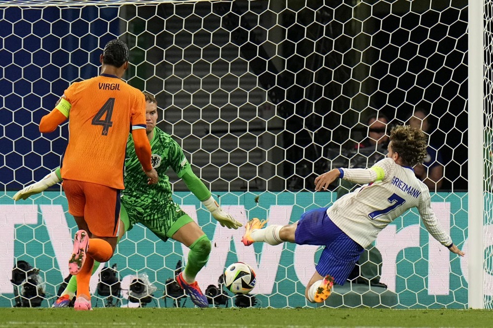 Calcio, la Francia ringrazia Maignan e spreca con Griezmann. Olanda fermata dal VAR, a Lipsia finisce 0-0
