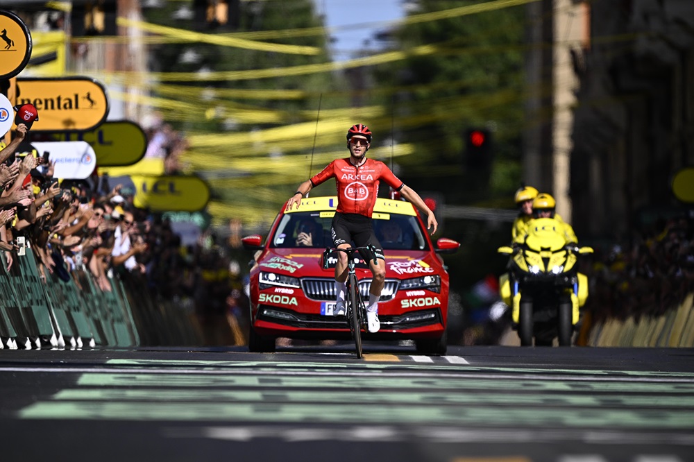 VIDEO Tour de France 2024, l’arrivo della seconda tappa: Vauquelin trionfa in solitaria a Bologna