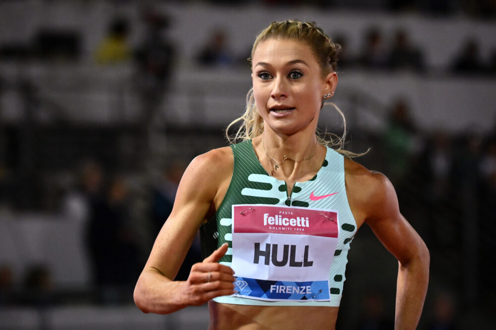 Atletica, Jessica Hull si regala la favola: record del mondo sui 2000 metri