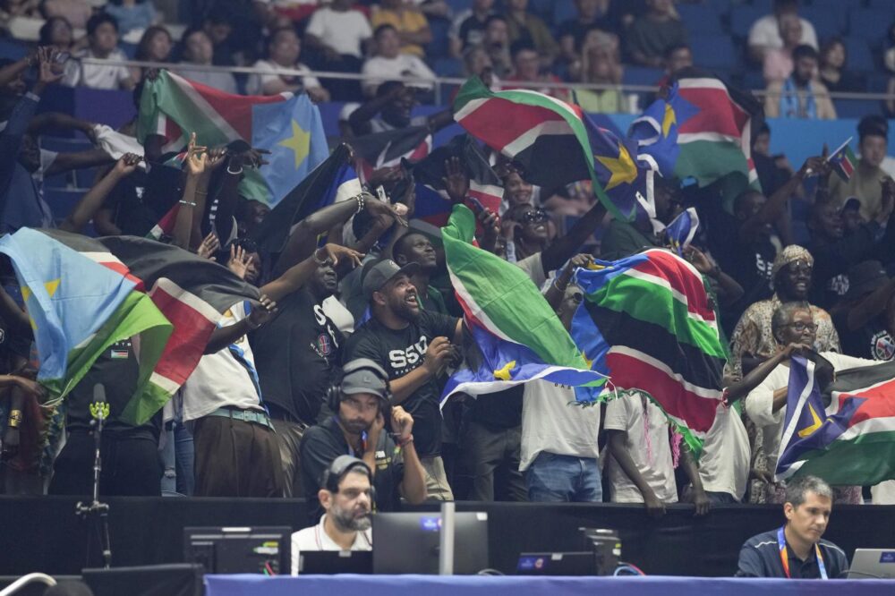 Basket, gaffe clamorosa prima del debutto olimpico del Sud Sudan: parte l’inno sbagliato e scoppia il caso diplomatico