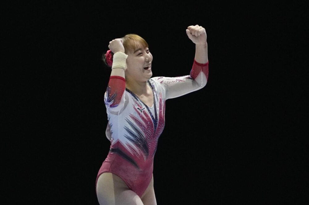 Ginnastica artistica, il Giappone non sostituisce Miyata dopo l’esclusione per fumo: squadra da 4 alle Olimpiadi