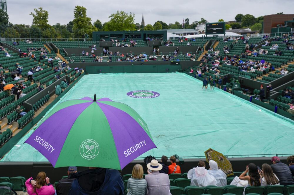 Wimbledon, la pioggia rivoluziona il programma: i match rinviati al 4 luglio