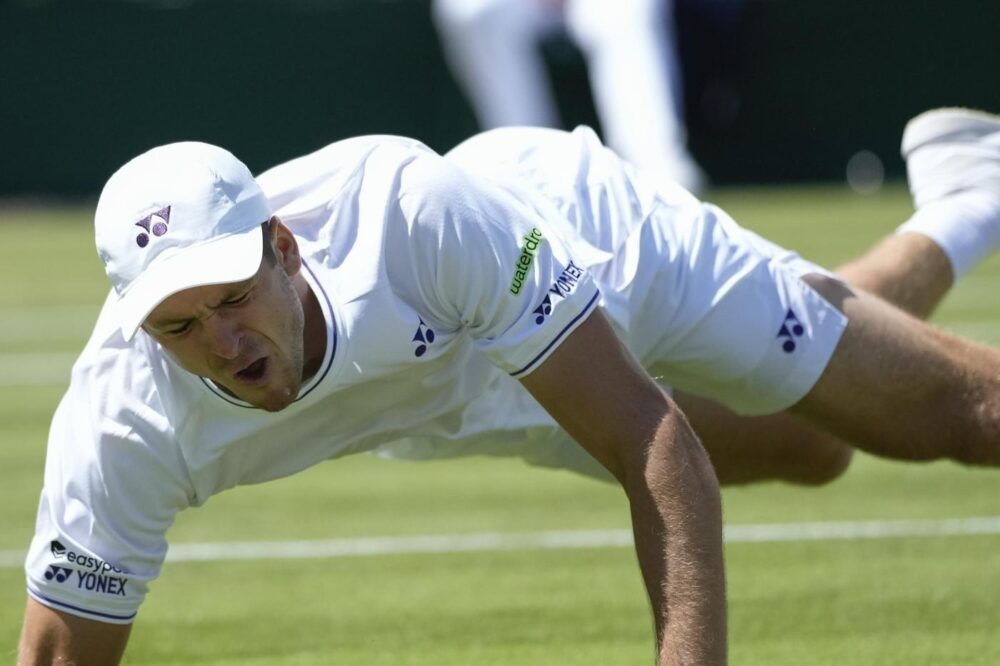 Hubert Hurkacz si infortuna a Wimbledon: cos’è successo, il ritiro e il tabellone agevolato di Djokovic