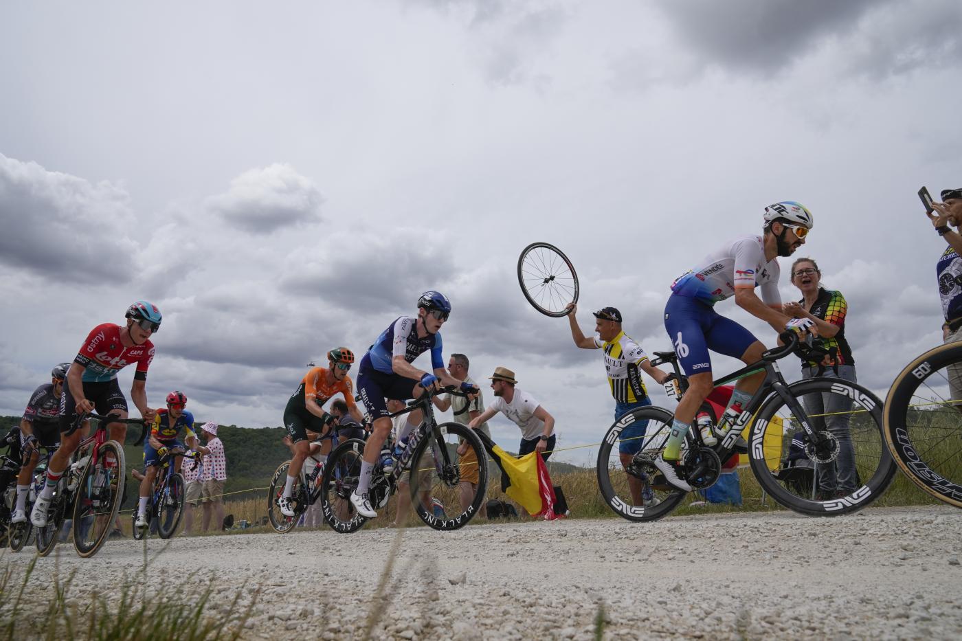 Tour de France 2024: Anthony Turgis sorprende tutti in una meravigliosa tappa sugli sterrati. Pogacar scatenato