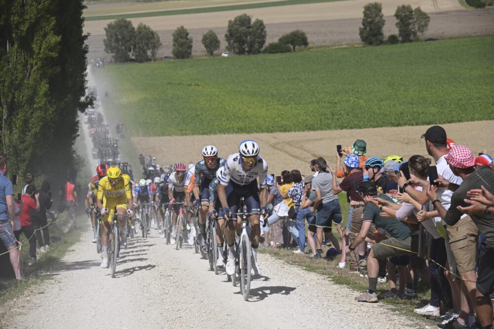Tour de France illuminato dalle strade bianche: prima volta spettacolare, lo sterrato fa grande la Grande Boucle