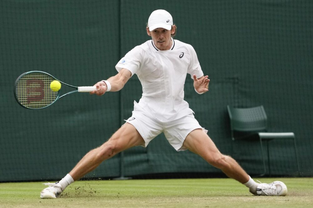 Wimbledon, De Minaur si ritira per un infortunio all’anca. Djokovic promosso in semifinale