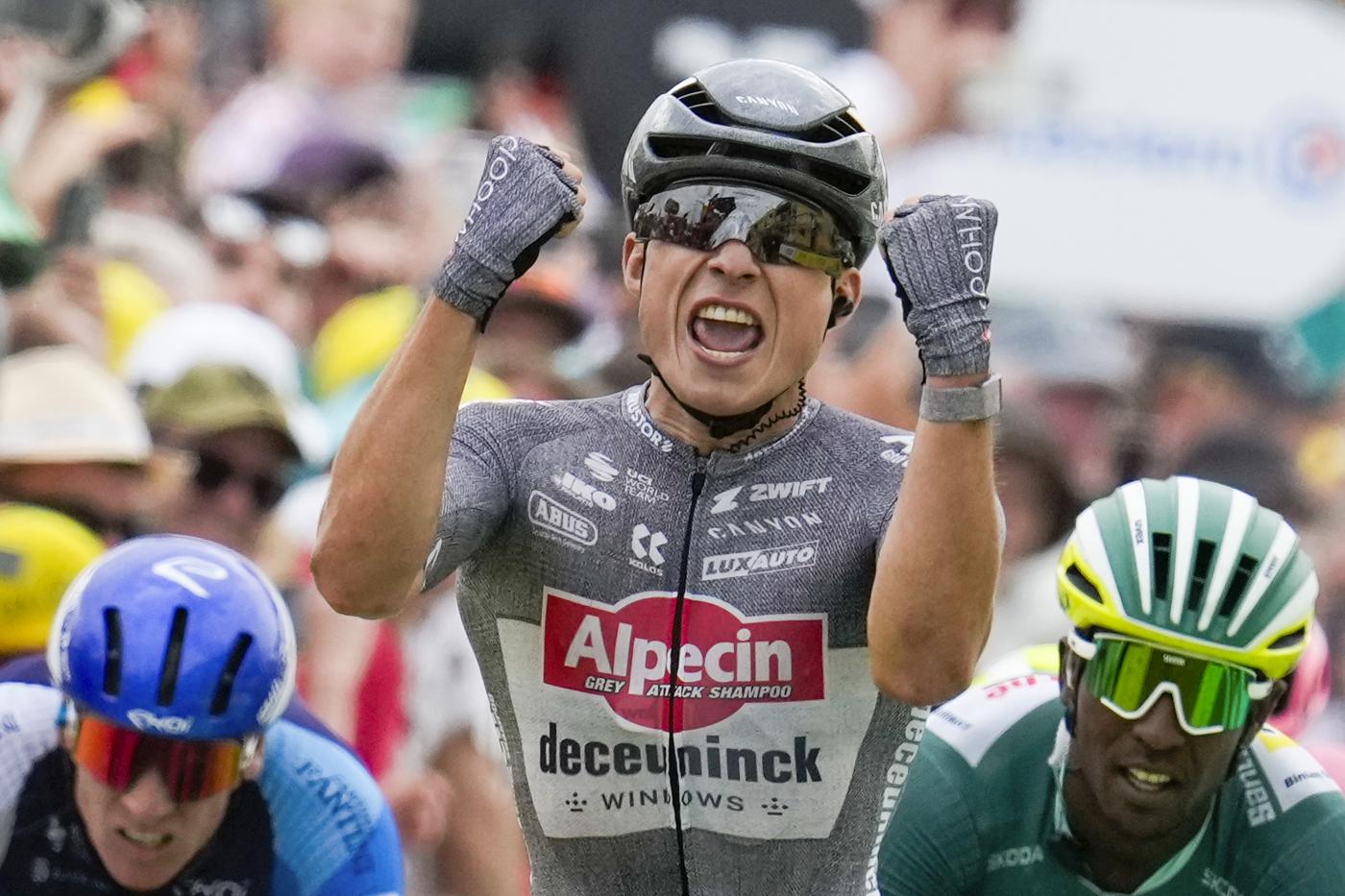 Tour de France 2024: cade Girmay, Jasper Philipsen trionfa senza patemi in volata a Nîmes