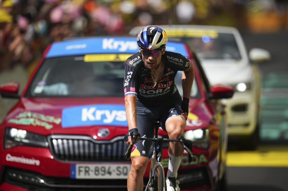 Primoz Roglic cade al Tour de France e perde più di due minuti: cos’è successo allo sloveno, dinamica e condizioni