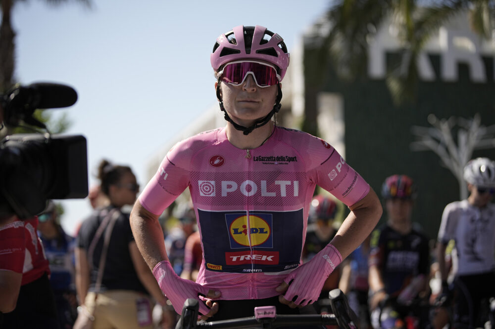 Elisa Longo Borghini in testa al Giro d’Italia: 1” su Kopecky, si decide tutto all’ultima tappa. La classifica generale