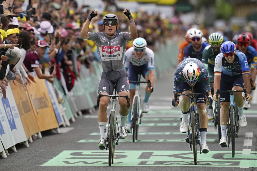 Ordine d’arrivo Tour de France 2024, sedicesima tappa: tripletta per Philipsen, Girmay coinvolto in una caduta