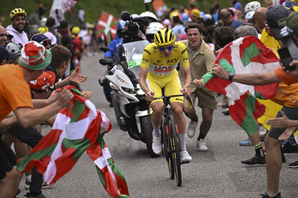 Tour de France 2024, Tadej Pogacar senza pace: prima il lancio di patatine e poi la ciabatta…