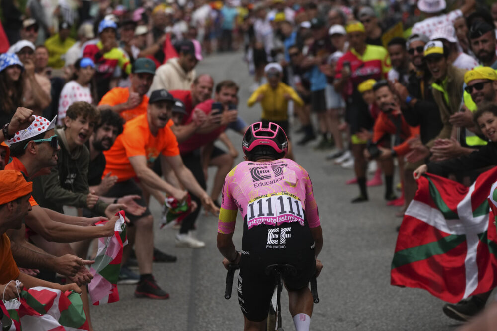 VIDEO Tour de France 2024, l’arrivo della diciassettesima tappa: Carapaz in trionfo, altro scatto di Pogacar
