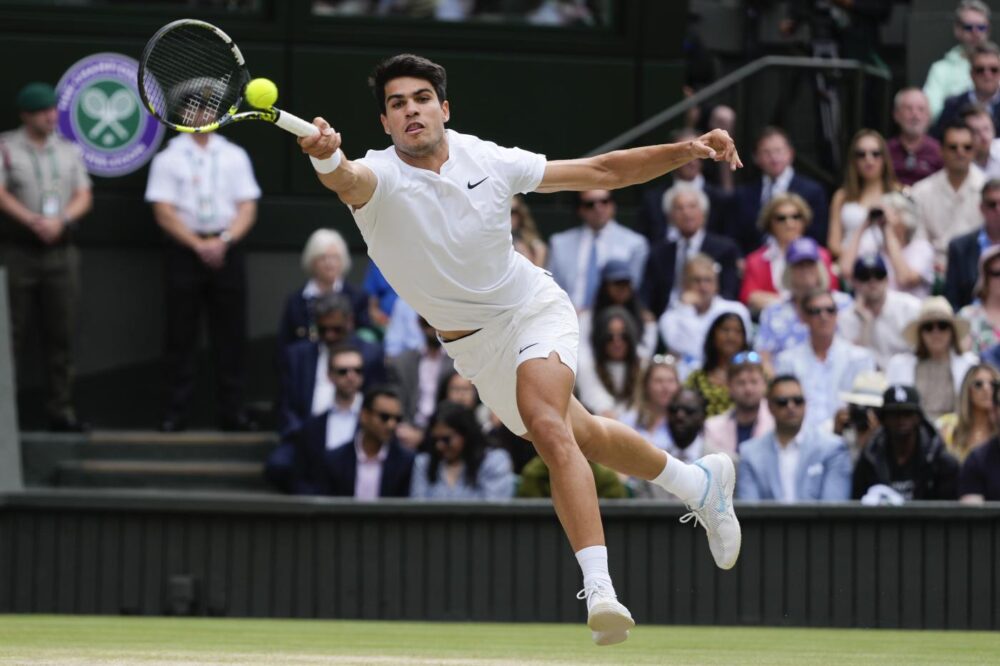 Wimbledon, Alcaraz non dà scampo a Djokovic e si conferma campione in 3 set