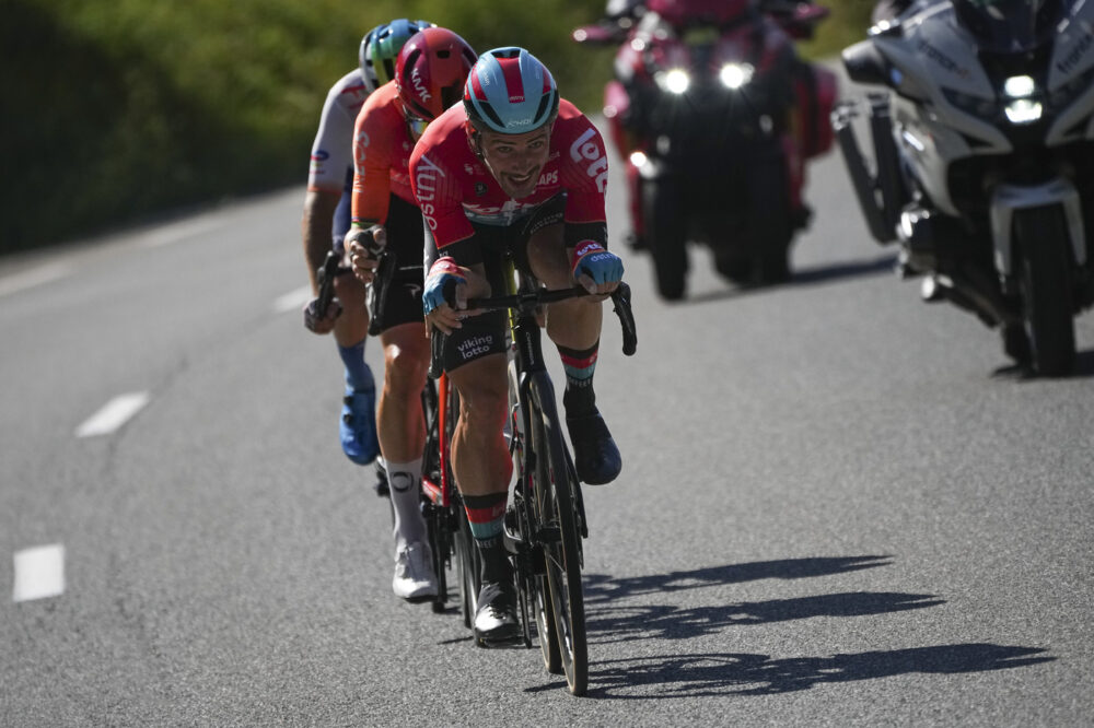Tour de France 2024: Victor Campenaerts vince la tappa di Barcelonnette in fuga, il gruppo si rilassa