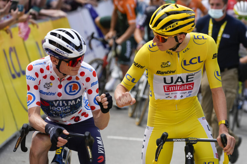 Tour de France, Pogacar pecca di ingordigia: non dà un cambio a Vingegaard e poi lo infila ai -200 metri