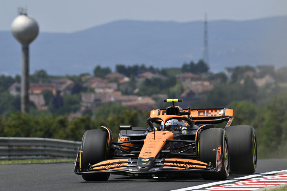F1, Norris svetta in FP2 a Budapest con la McLaren. Ferrari in difficoltà sul passo, Leclerc a muro