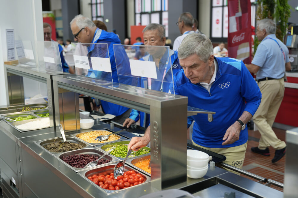 Thomas Bach al villaggio olimpico