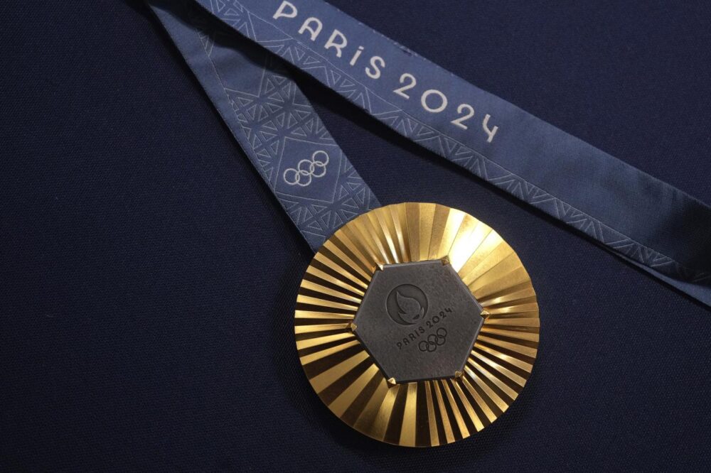 Quando un oro alle Olimpiadi vale una casa o… una mucca. I premi più originali a Parigi 2024