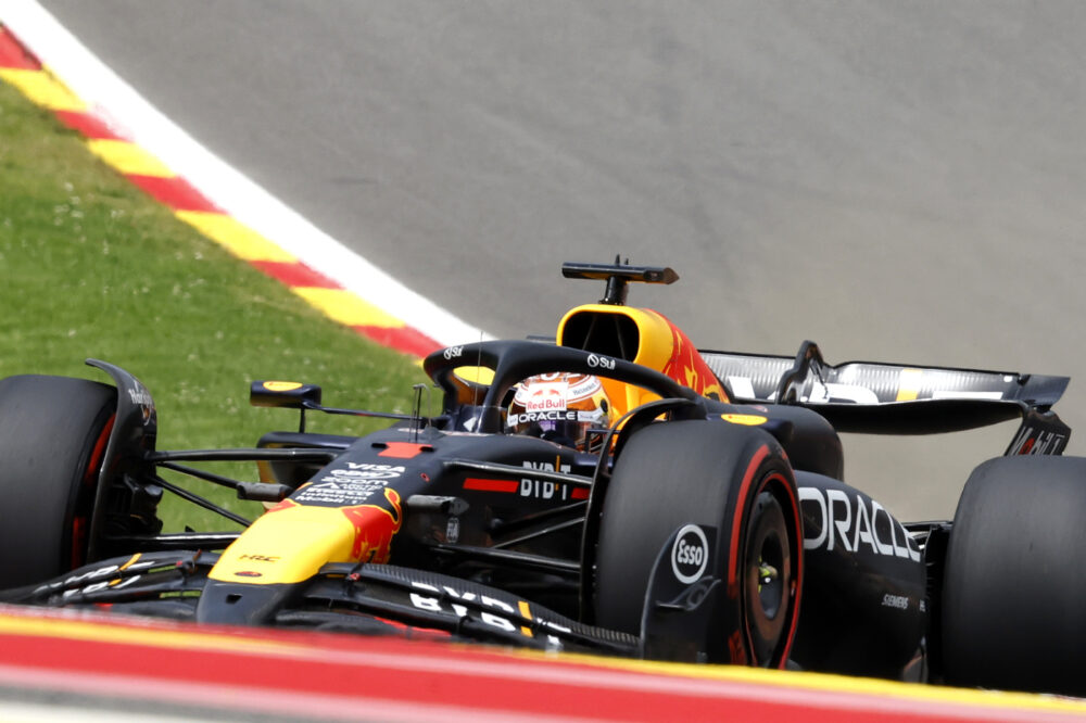 F1, Max Verstappen fa paura a Spa: miglior tempo per dispersione nella FP1. Ferrari distanti