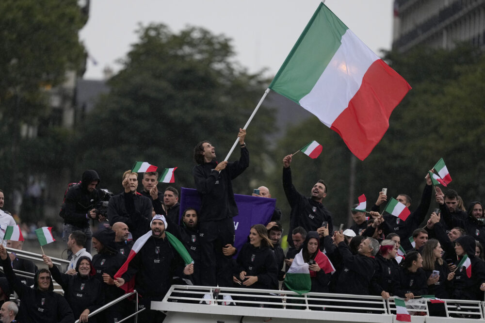 VIDEO L’Italia sfila nella Cerimonia d’Apertura alle Olimpiadi: Tamberi ed Errigo sventolano il tricolore