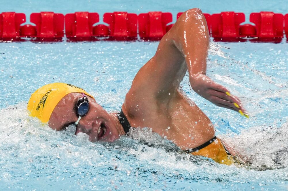 Nuoto, Ariarne Titmus bissa l’oro olimpico nei 400 sl: battute McIntosh e Ledecky