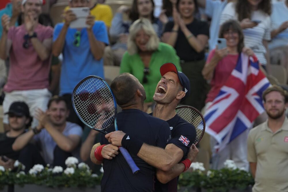 Tennis: domenica di Olimpiadi a mille tinte. Nadal raggiunge Djokovic, Murray (con Evans) ruggisce ancora