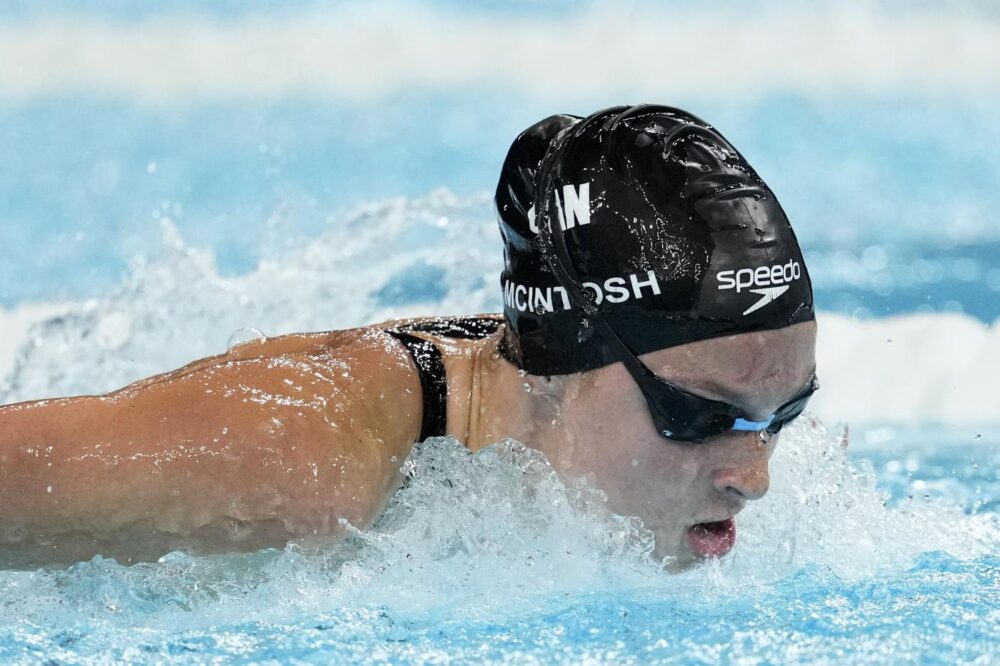 Nuoto, Summer McIntosh si prende di forza il titolo olimpico dei 400 misti