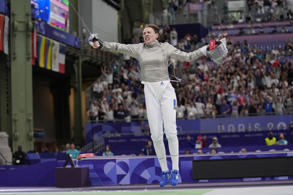 Scherma, tripudio francese con la doppietta alle Olimpiadi nella sciabola femminile. Medaglia d’oro Apithy-Brunet