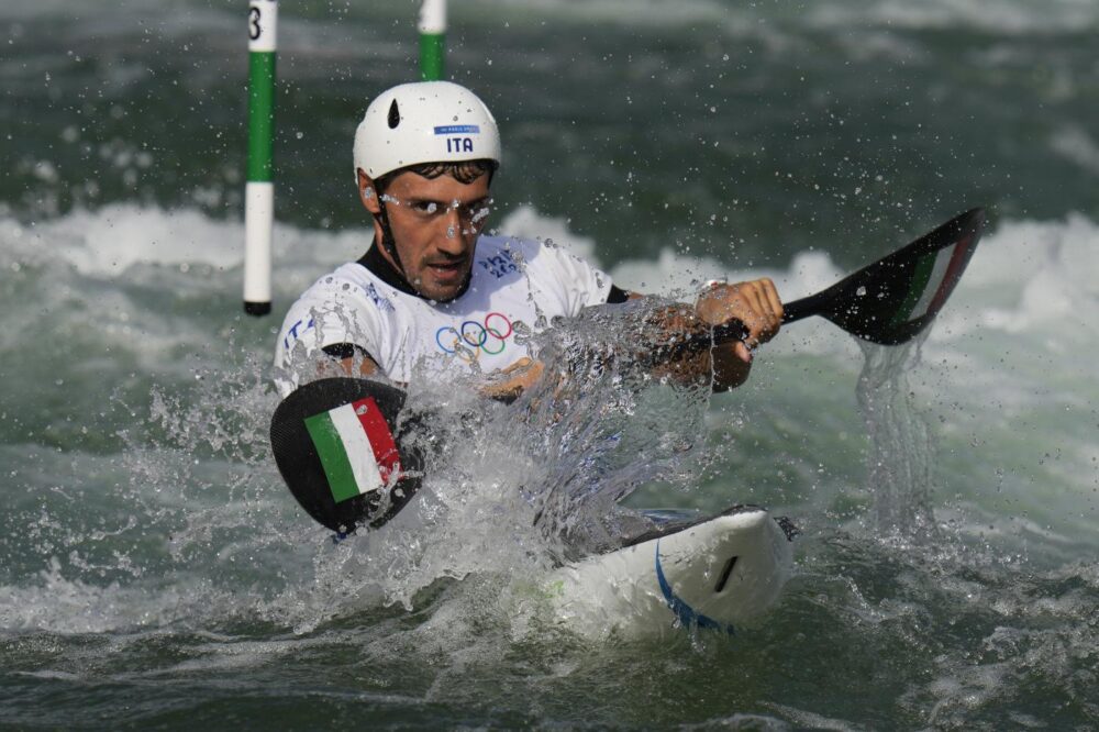Canoa slalom, Giovanni De Gennaro passa il primo turno del kayak cross alle Olimpiadi
