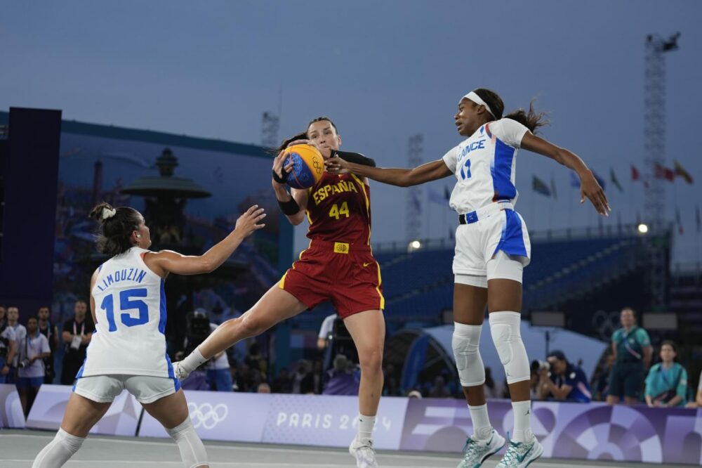 Basket 3×3: al femminile Spagna vincente sulla Francia. Clamoroso Azerbaigian, USA battuti alle Olimpiadi