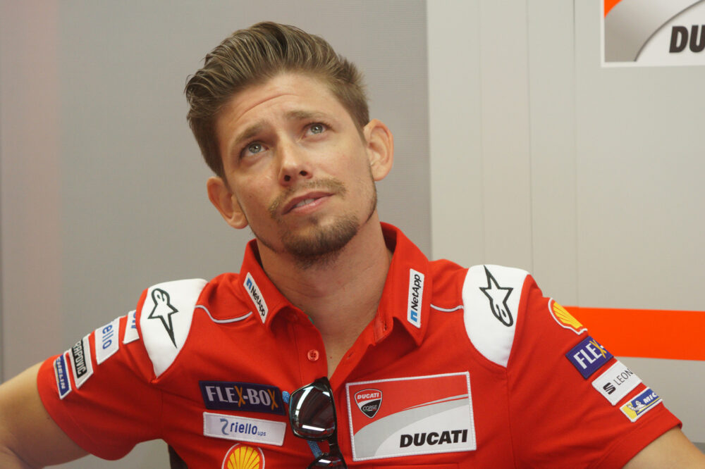 Casey Stoner attacca Valentino Rossi: “Ha innescato la guerra con Marquez, i giovani hanno imparato i suoi trucchetti”