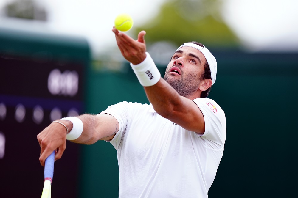 Nuovo problema fisico per Matteo Berrettini a Wimbledon: l’intervento del fisioterapista
