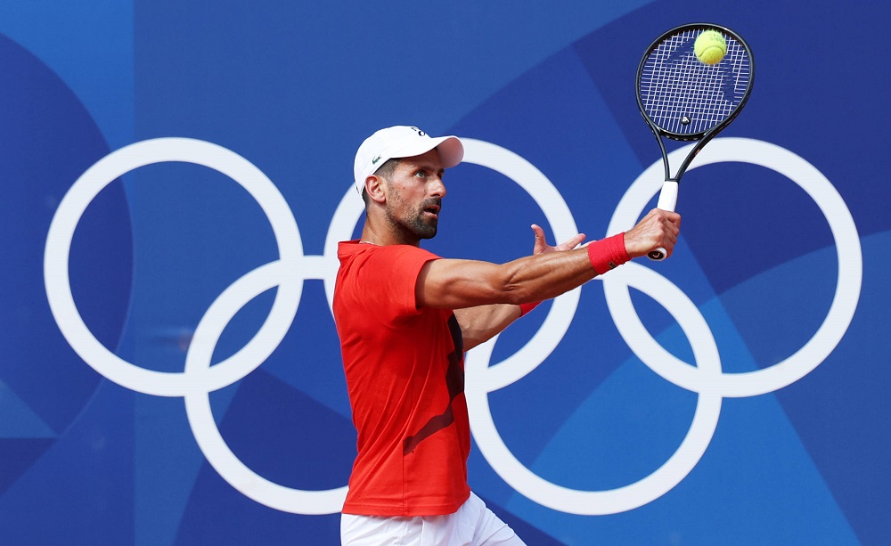 Olimpiadi Parigi 2024, Novak Djokovic ironizza: preghiera per sfatare il tabù dell’oro – VIDEO