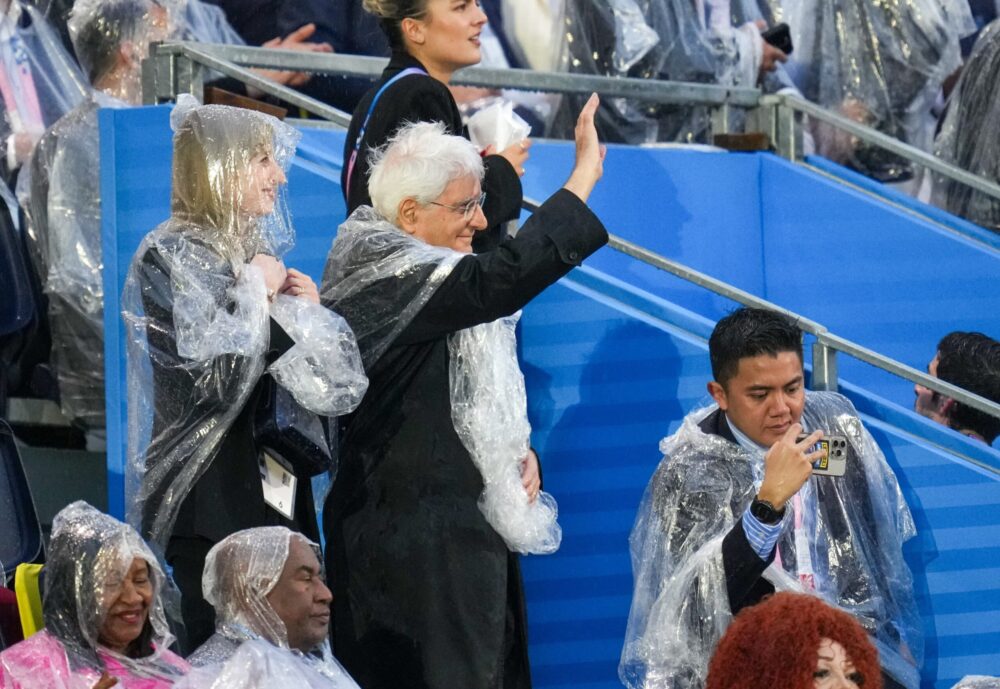 Sergio Mattarella sfida la pioggia nella cerimonia d’apertura delle Olimpiadi: il saluto alla delegazione italiana