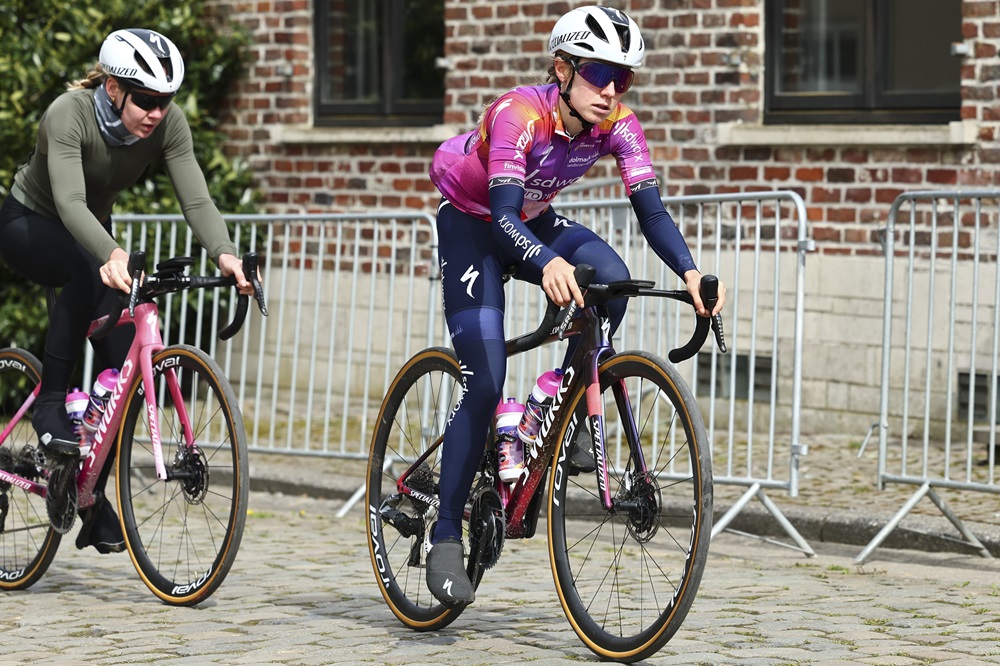 Giro d’Italia femminile 2024, Fisher-Black vince da sola a Toano. Longo Borghini difende la maglia rosa