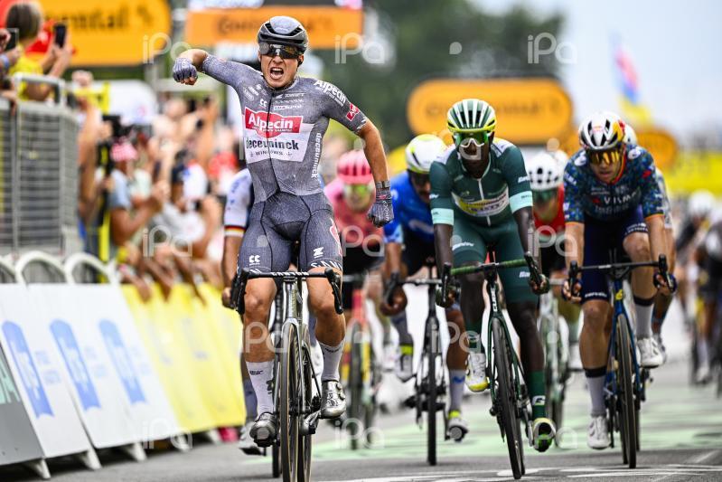 VIDEO Tour de France 2024, l’arrivo della decima tappa: Philipsen batte tutti a Saint-Amand-Montrond