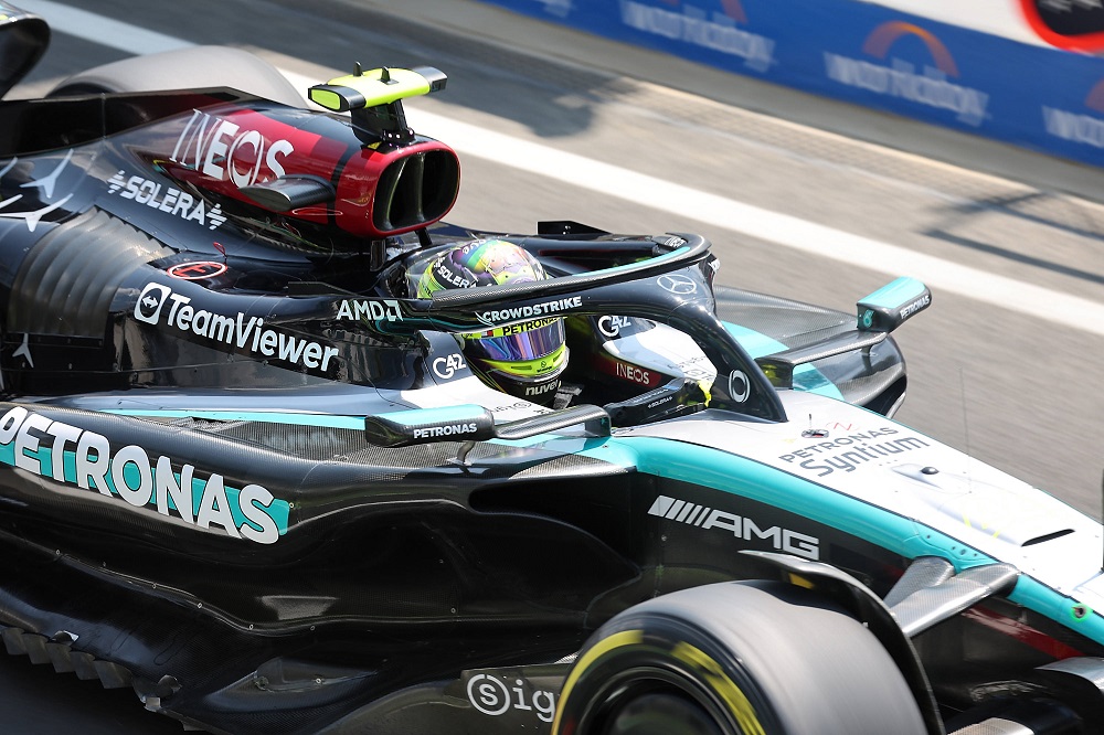 F1, Lewis Hamilton: “Non il nostro migliore venerdì, dobbiamo recuperare su McLaren e Red Bull”