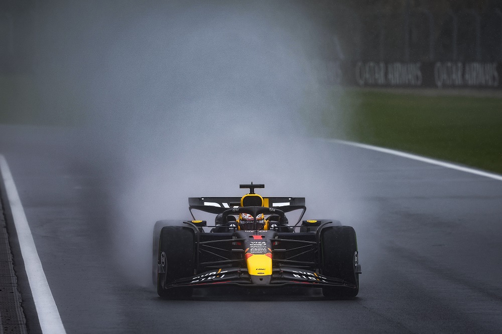 F1, Max Verstappen chiude al comando una FP3 dominata dalla pioggia e con tempi interlocutori